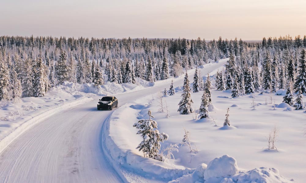 Elbil som kör i snö