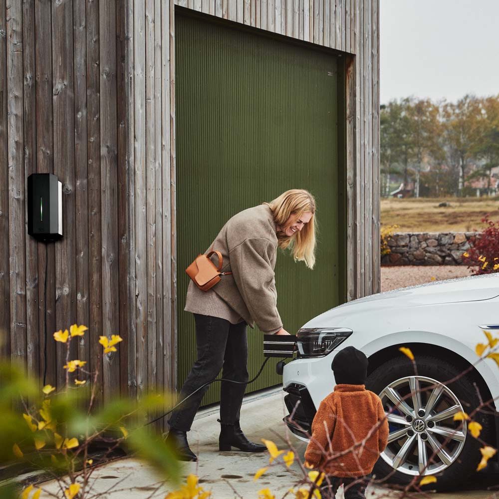 GARO GLB laddbox elbil på parkering