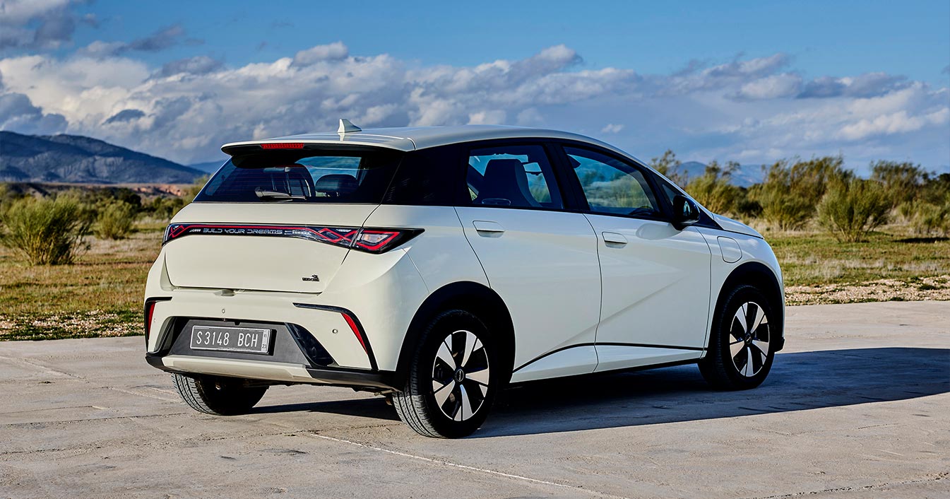 BYD Dolphin liten elbil parkerad utomhus