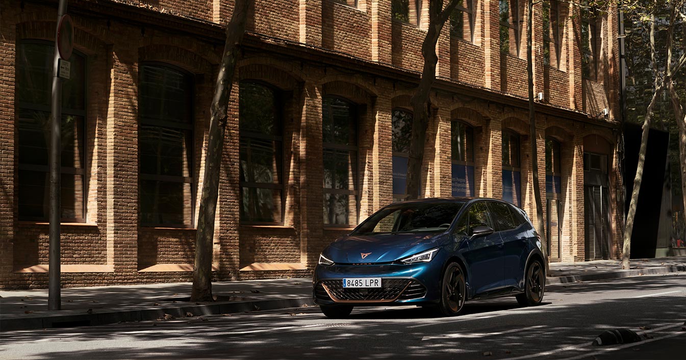 Cupra Born liten elbil i stadsmiljö