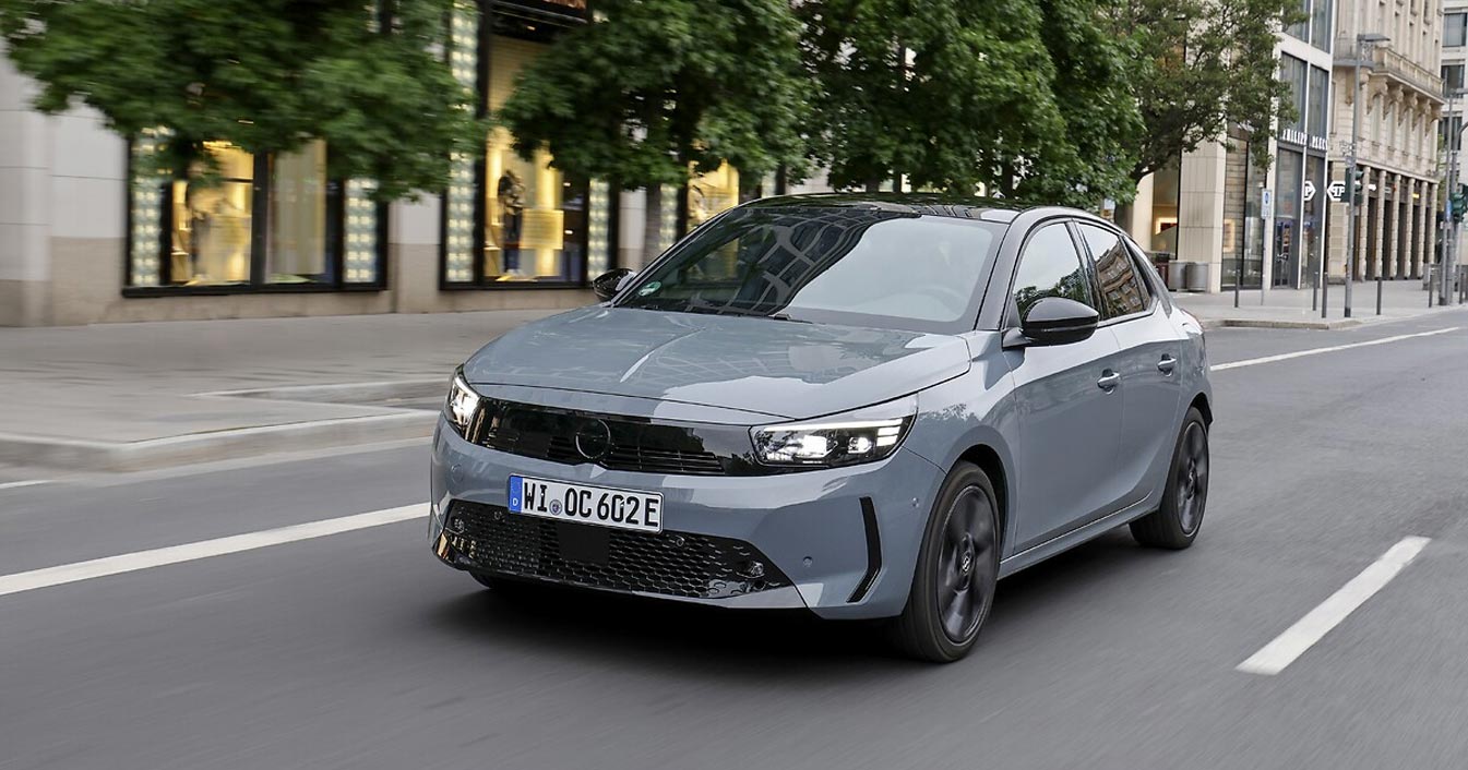 Opel Corsa-Electric liten elbil kör i stadsmiljö