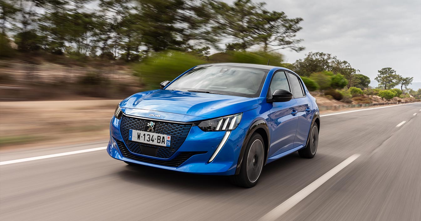 Peugeot e-208 liten elbil på landsväg