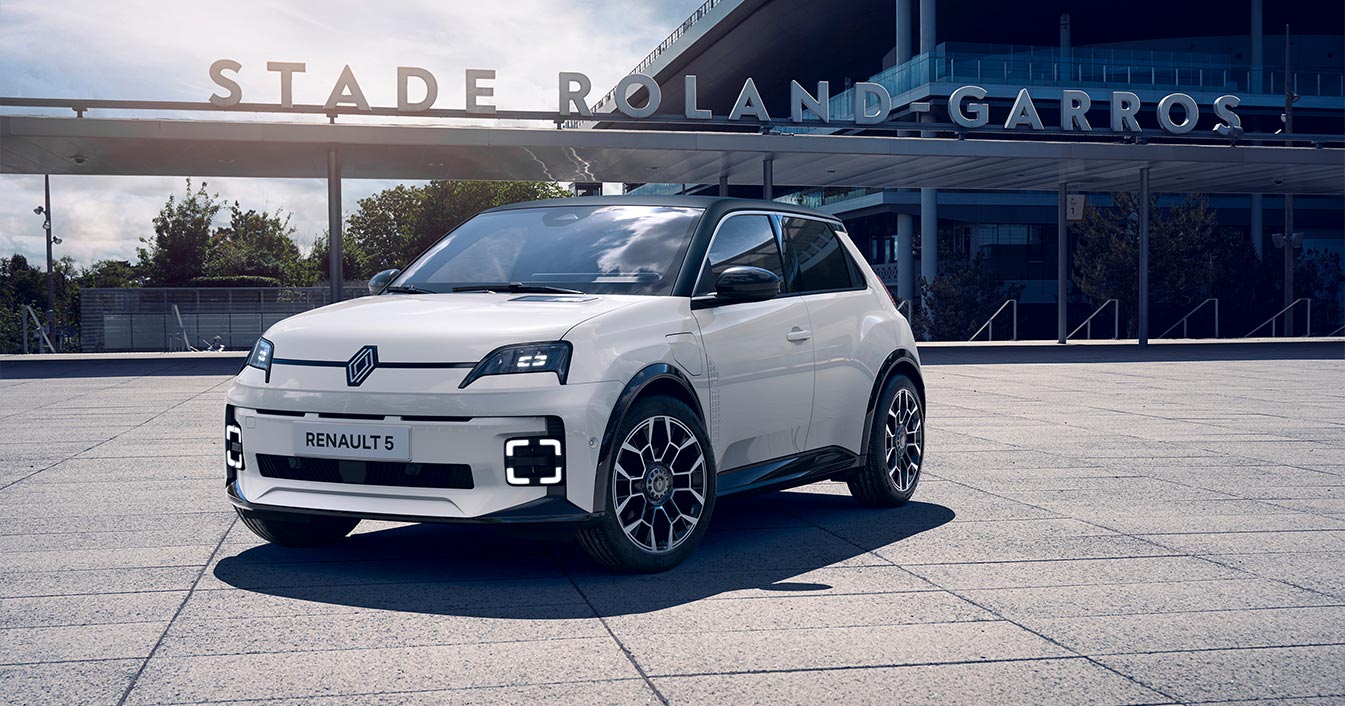Renault 5 E-tech liten elbil vit i Frankrike