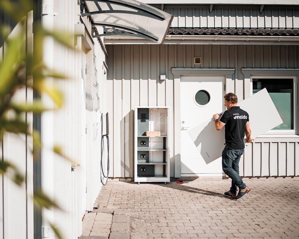 Elektriker installerar Emaldo Power Store batterilager