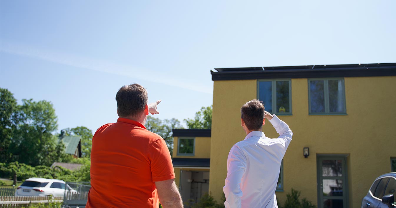 solpaneler på tak tillsammans med batterisystem
