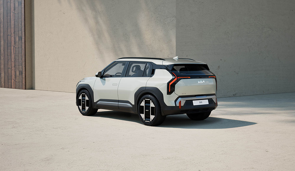 Kia EV3 bakifrån. Årets bil i världen 2025