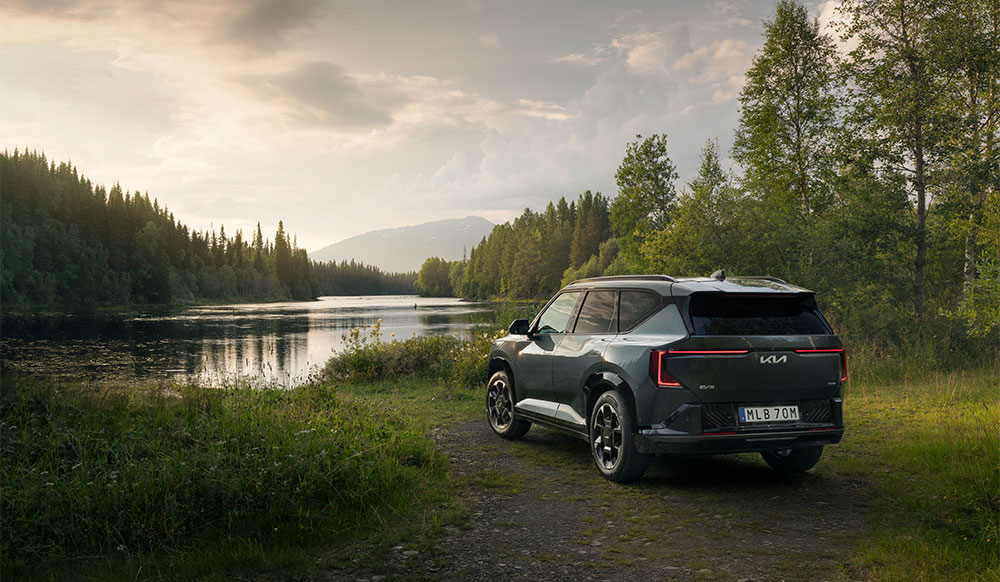 Kia EV5 bakifrån. Mellanstor elbil-SUV 2026