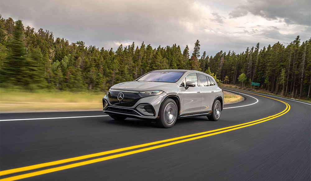 Mercedes Benz EQS SUV 580 är den bästa elbilen. Kör på landsväg