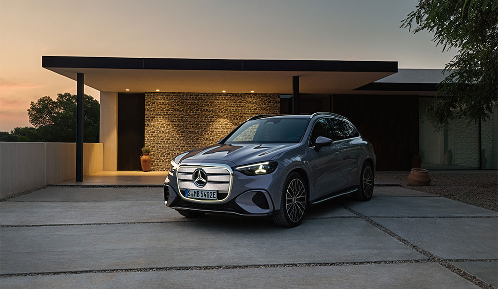 Helelektrisk Mercedes-Benz GLC parkerad på uppfart