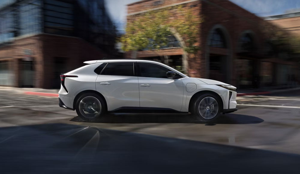 Toyota BZ4X i profil. Toyotas helelektriska SUV
