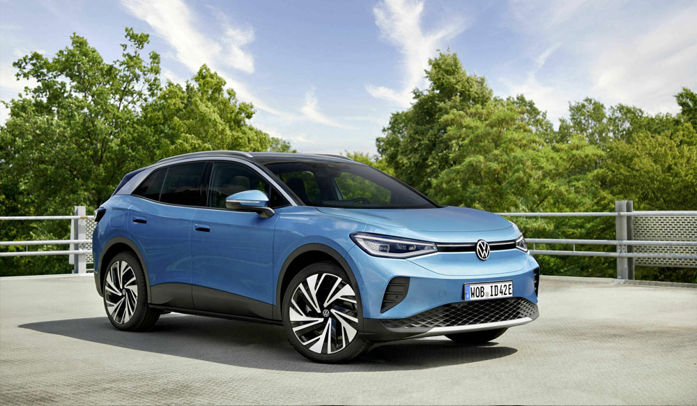Volkswagen ID.4 parkerad. Välbeprövad elbil-SUV