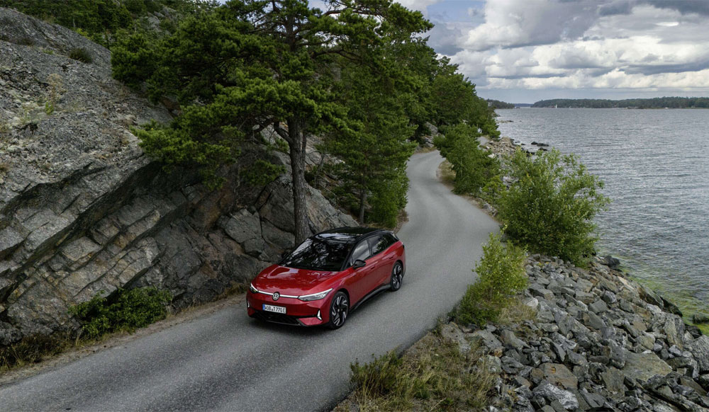 Volkswagen ID.7 GTX Tourer på bilväg nära vatten
