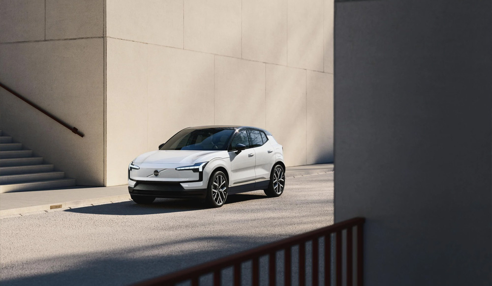 Volvo EX30 sedd snett framifrån. Kompakt elbil från Volvo 2026