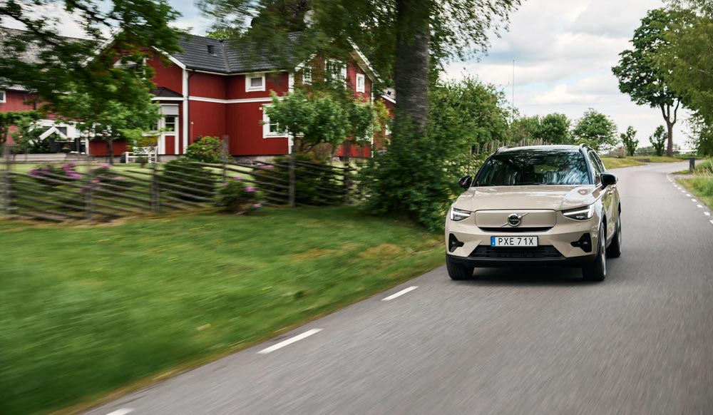 Volvo EX40 i rörelse på landsväg. Sveriges populäraste elbil 2026