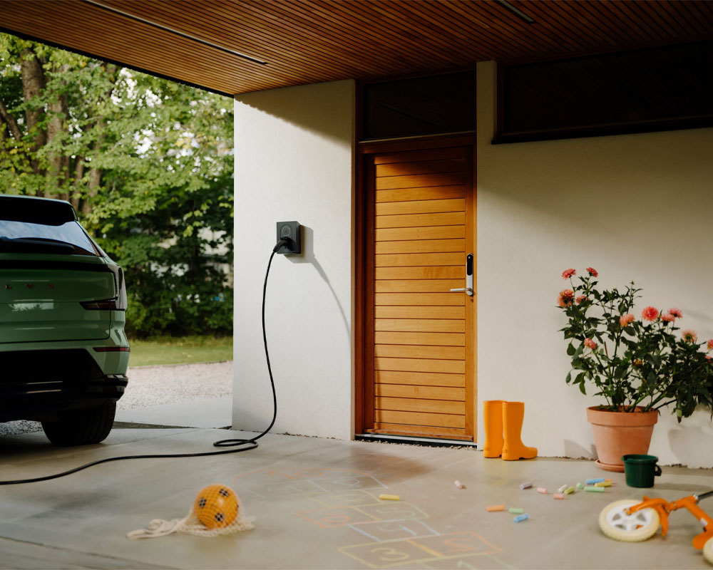 zaptec go laddbox installeras på husfasad