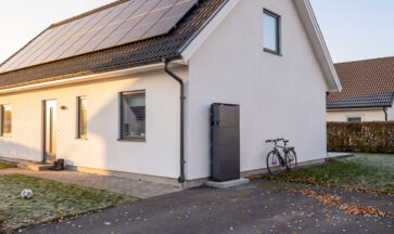 Solcellsbatteri installerat utomhus mot fasad på en svensk villa