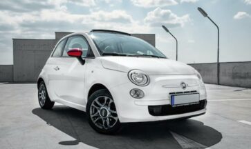 liten vit fiat 500 elbil