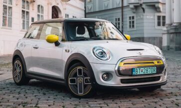 Mini Cooper SE parkerad