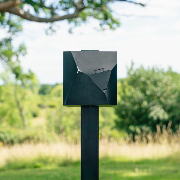 nexblue edge 2 laddbox på laddstolpe